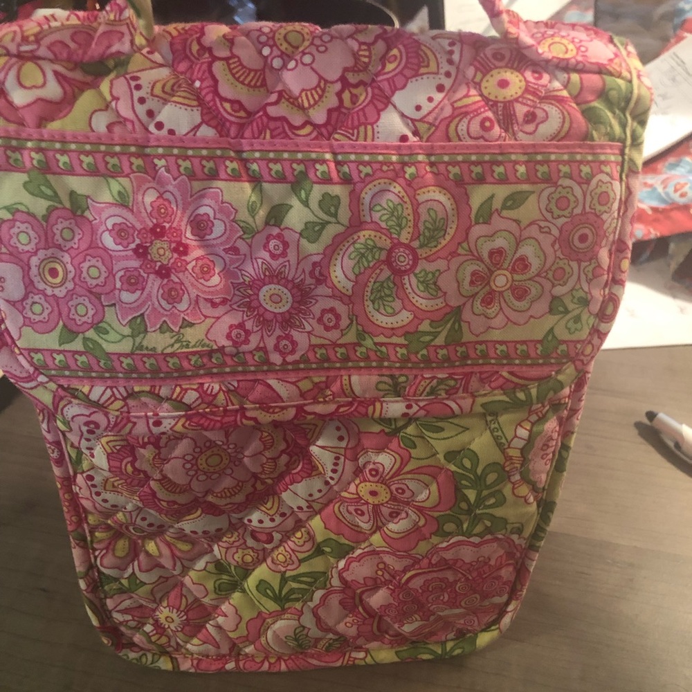Quilted lunch bag w/two interior compartments.